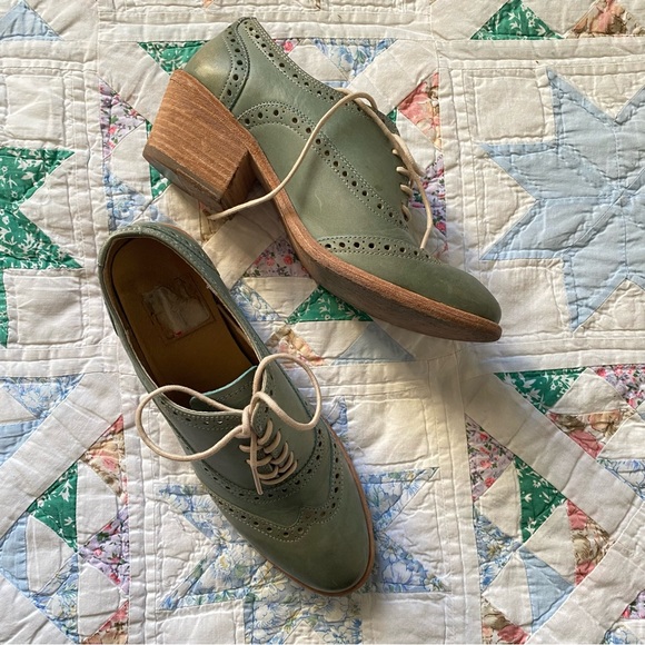 Frye Shoes - HP🌟 FRYE Maggie Perf Wingtip Shoes in Colored Leather Lace Up Ankle Boot size 8